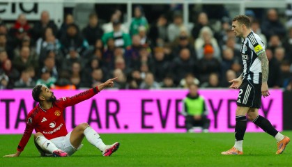 九游娱乐官方入口-2-1！7.2亿豪门11打10 却惨遭绝杀 11轮不败终结 创95年耻辱纪录
